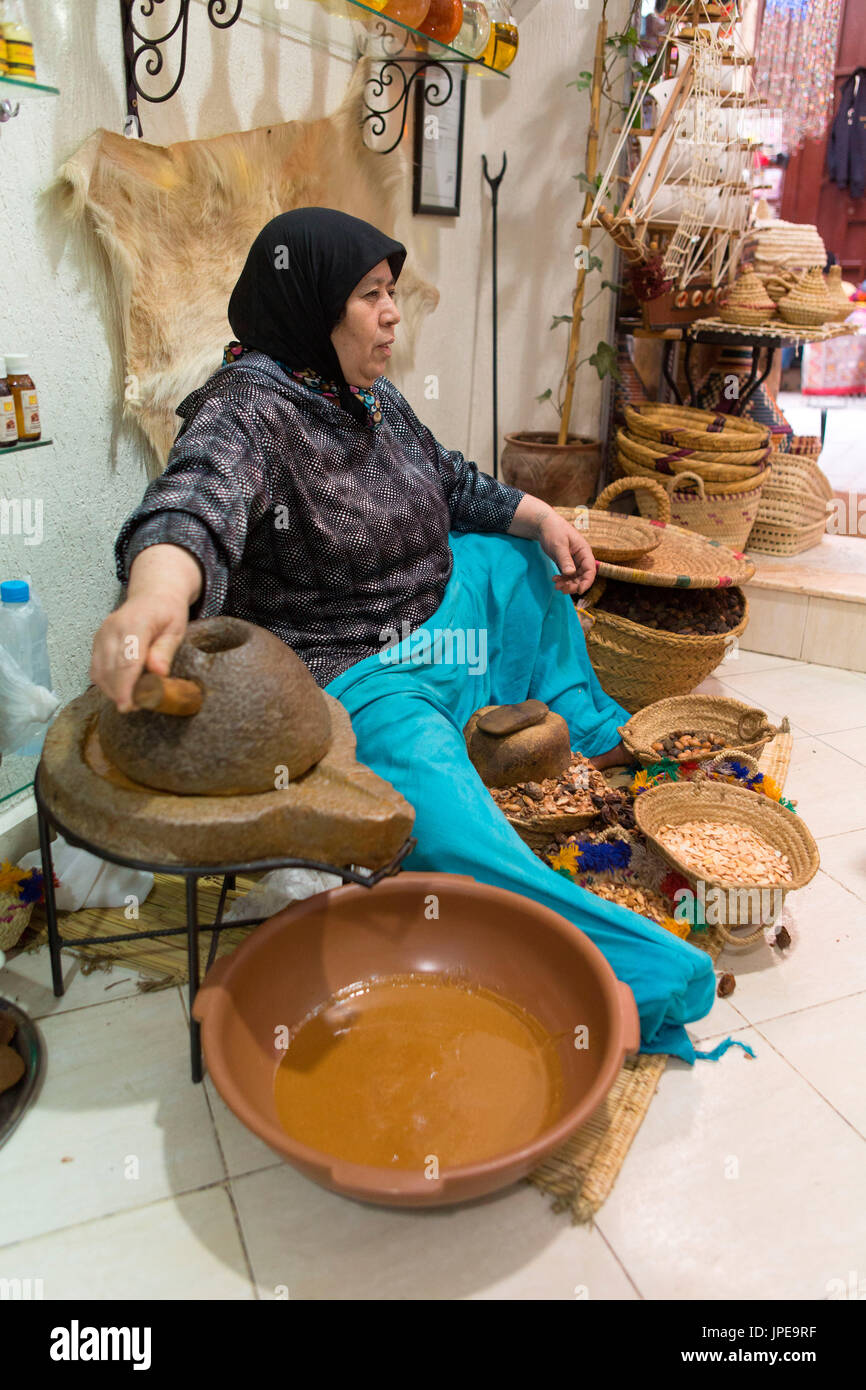 Nord Africa,Marocco,quartiere Fes,Medina di Fes. Donna che produce olio di argan Foto Stock