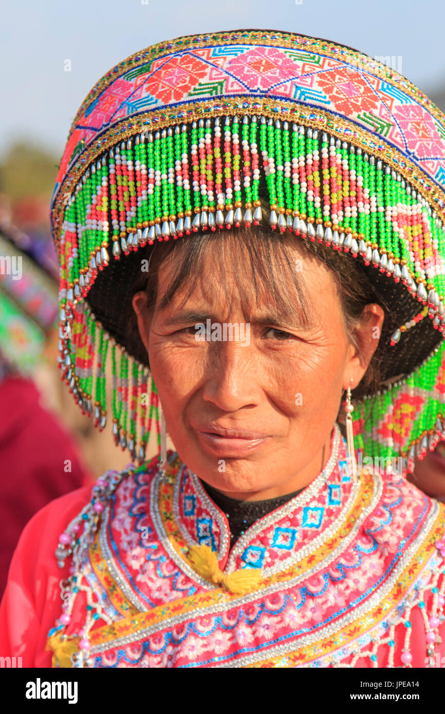 Donna cinese nei tradizionali costumi Miao durante il Heqing Qifeng Pera festival dei fiori, Cina Foto Stock