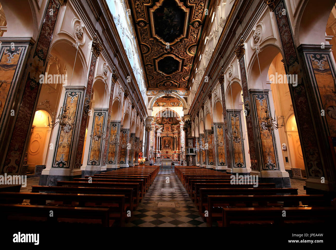 Il la cattedrale di Sant'Andrea è il principale luogo di culto cattolico in Amalfi, dagli Episcopaliani omonima Arcidiocesi. Dedicato a Sant'Andrea Apostolo. Campania, Italia Foto Stock