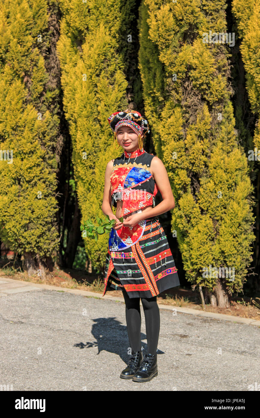 Giovane ragazza vestita con i costumi tradizionali di Yunnan in Cina Foto Stock