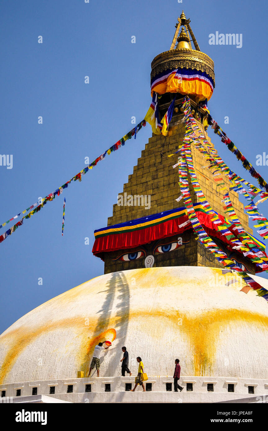 Bouddhanath Stupa con uomini rinfrescante di colore giallo,Kathmandu, Nepal,Asia Foto Stock