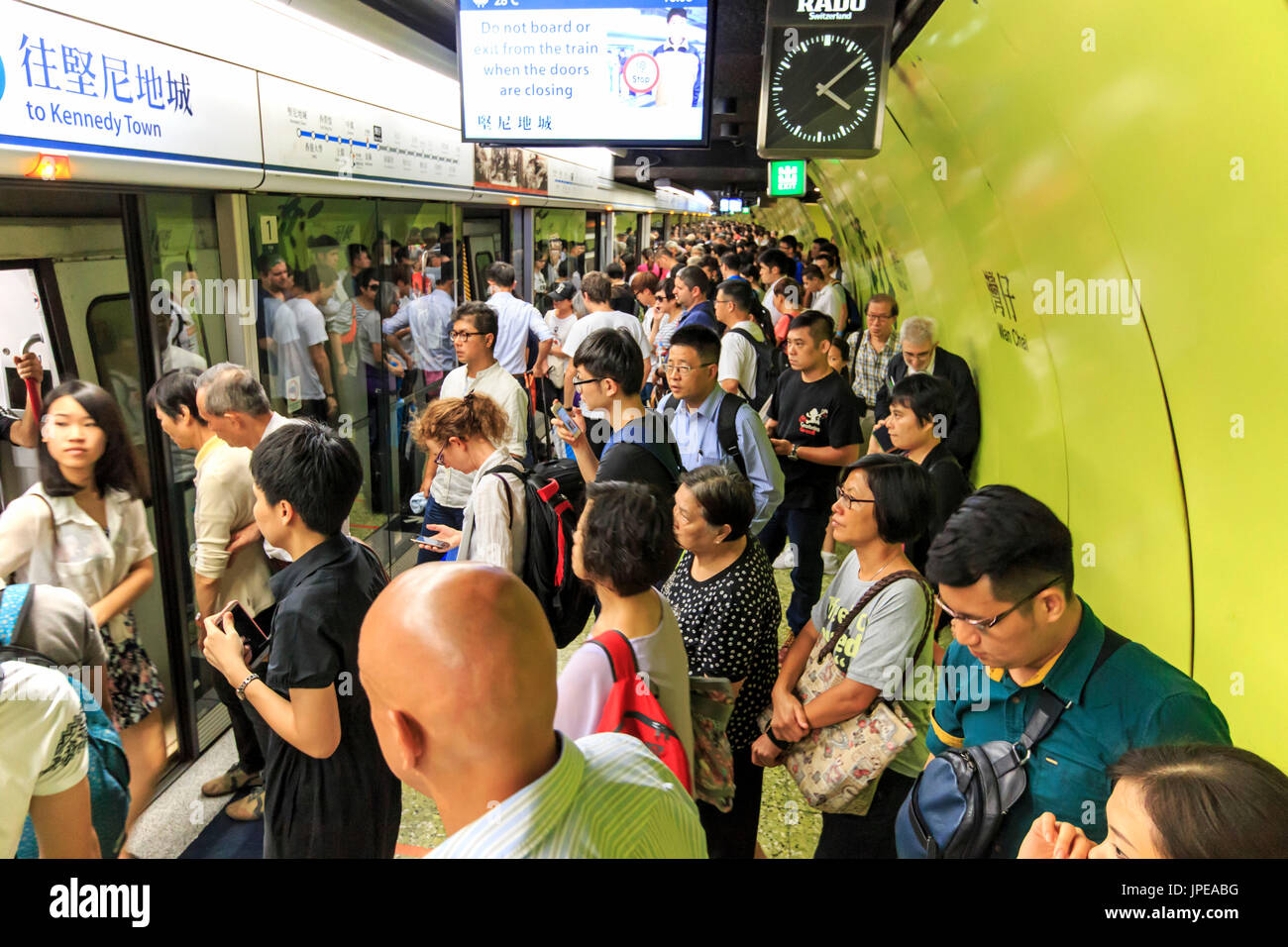 Pendolari in attesa di un treno in stazione MTR di Wan Chai ad Hong Kong, Cina Foto Stock