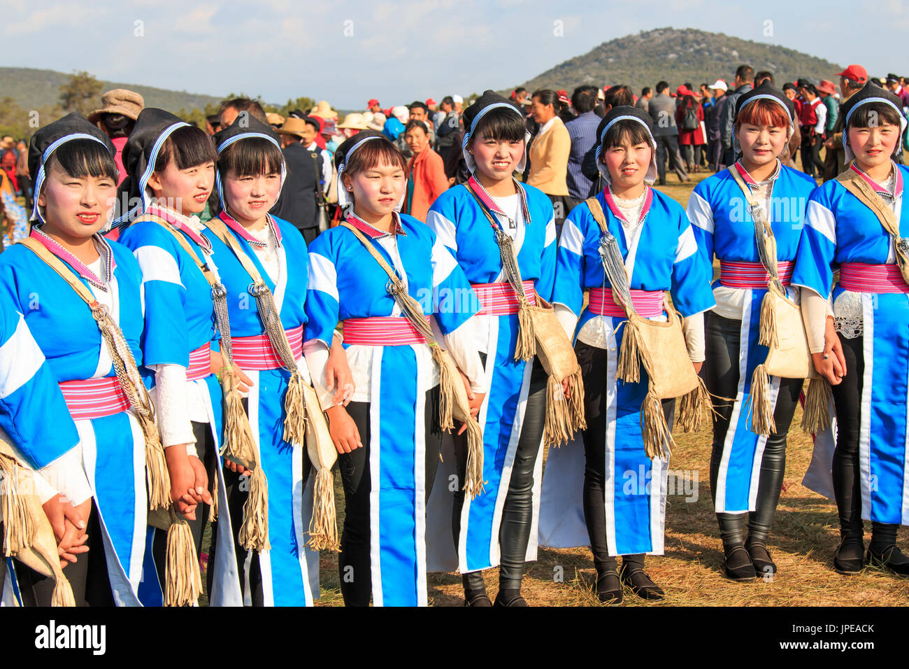 Le donne cinesi in antiche Bai Yi indumenti durante il Heqing Qifeng Pera festival dei fiori, Cina Foto Stock