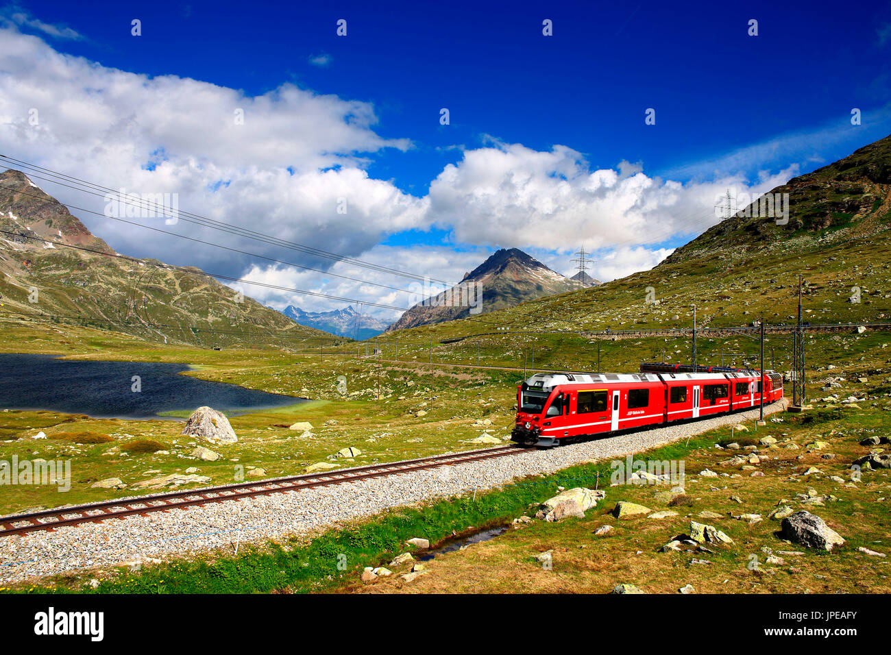 Passo Bernina con il Bernina Express vicino al lago blak, Grigioni, Svizzera Foto Stock