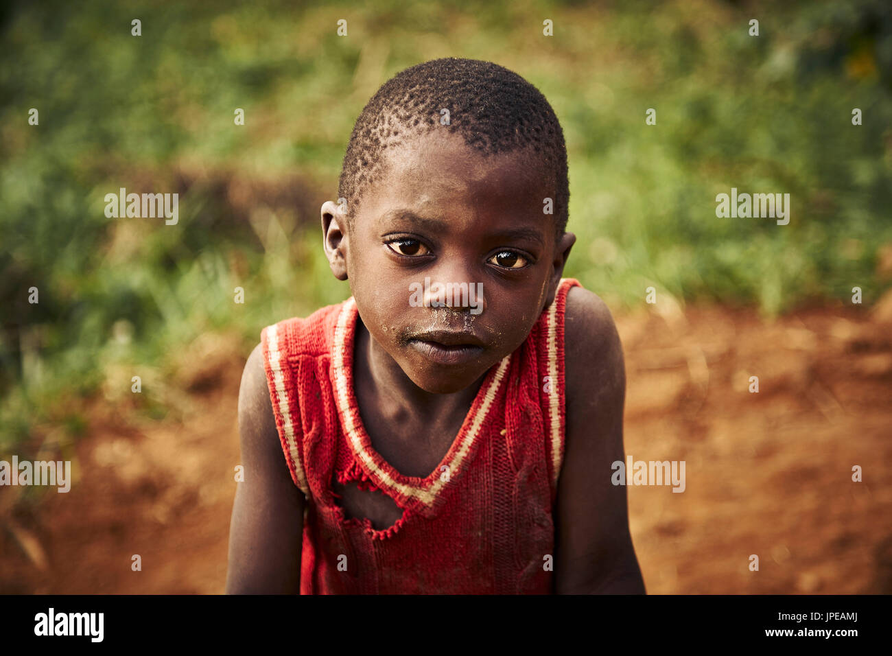 Povero ragazzo in un villaggio tribale vicino alla Foresta impenetrabile di Bwindi,Foresta impenetrabile di Bwindi, Bwindi National Park, Kanungu District, Kigezi sub-regione, Uganda, Eastern Africa equatoriale, Africa Foto Stock