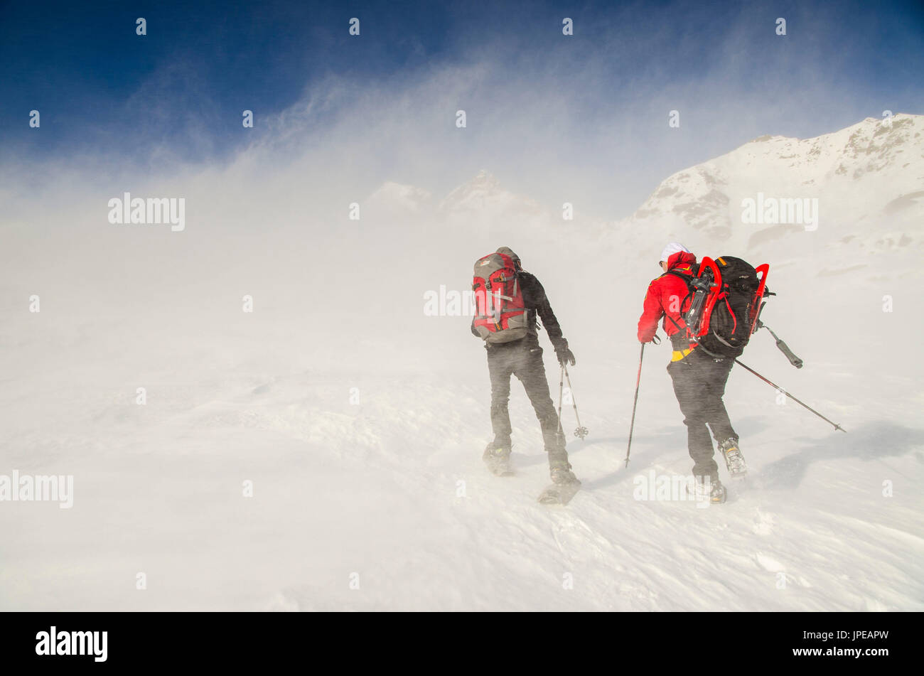 Gli alpinisti in anticipo il vento freddo (Valle Soana, il Parco Nazionale del Gran Paradiso, PIEMONTE) Foto Stock