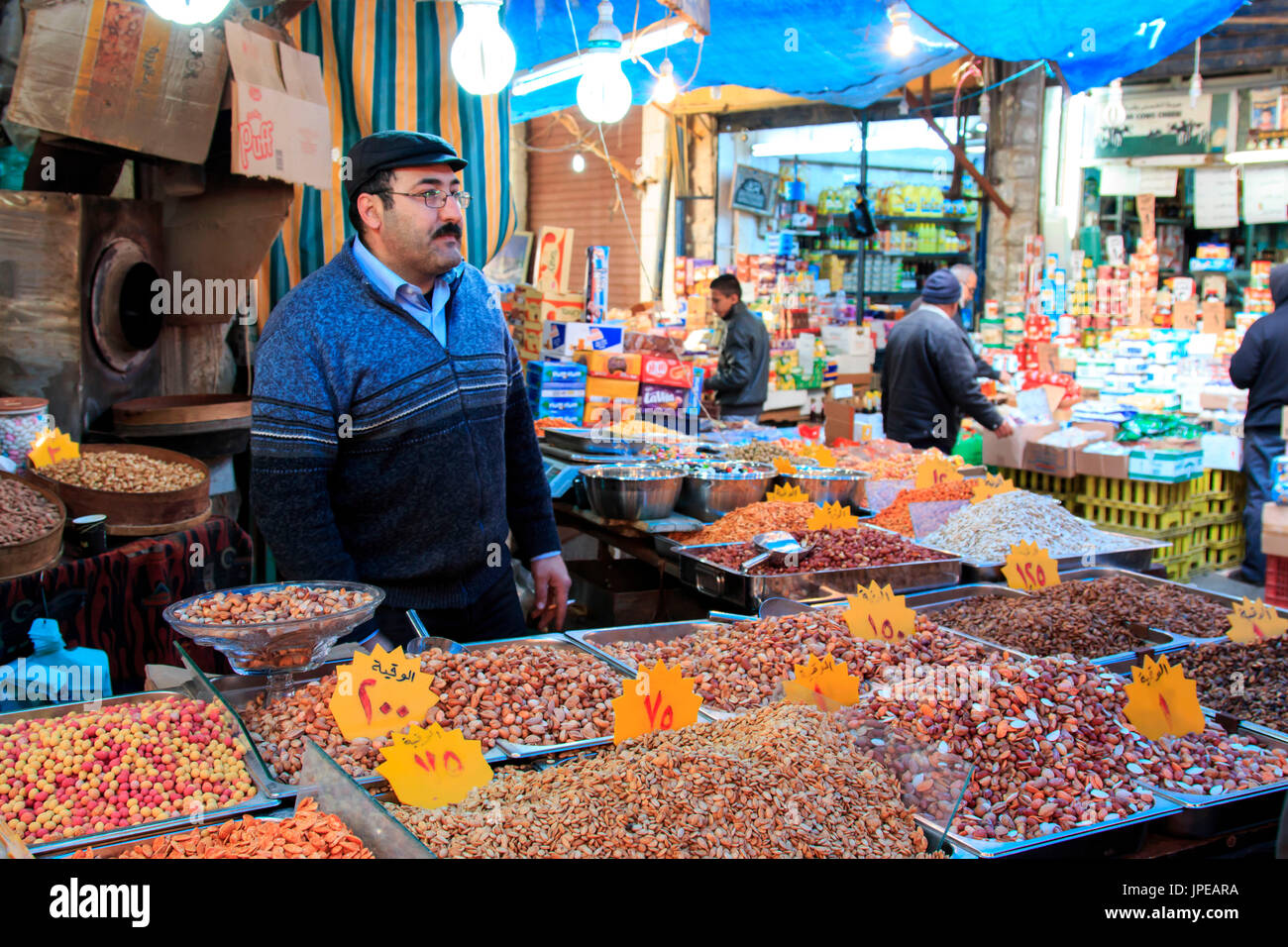 Uomo di spezie di vendita nel mercato del centro di Amman in Giordania Foto Stock