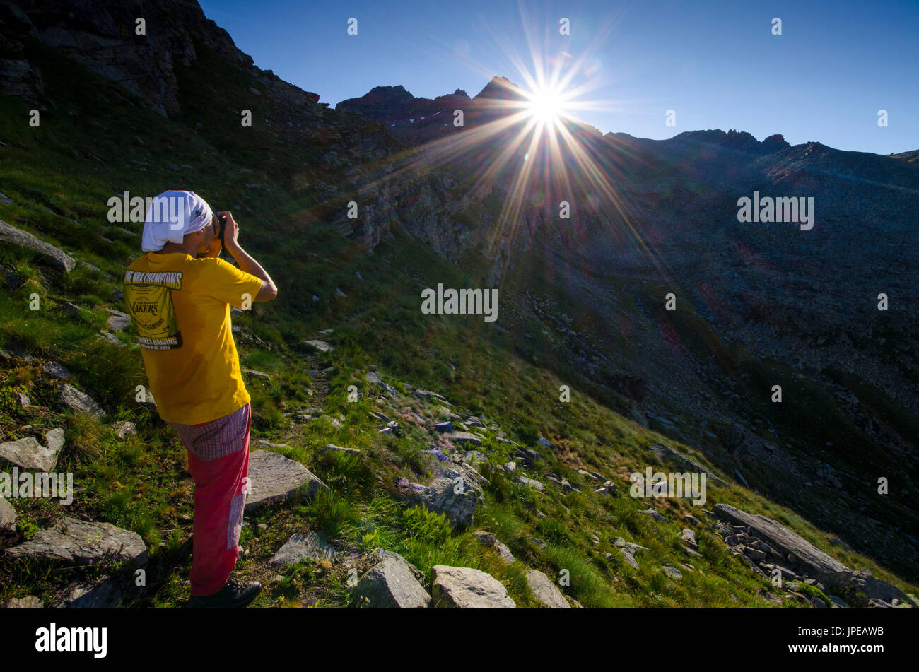 Fotografare la prima luce del mattino (Valle dell'Orco, il Parco Nazionale del Gran Paradiso, Piemonte, Italia) Foto Stock