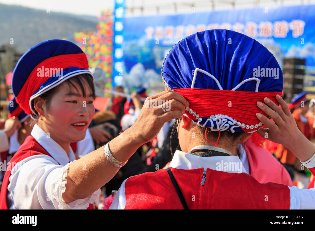 Le donne cinesi in antiche Bai indumenti durante il Heqing Qifeng Pera festival dei fiori, Cina Foto Stock