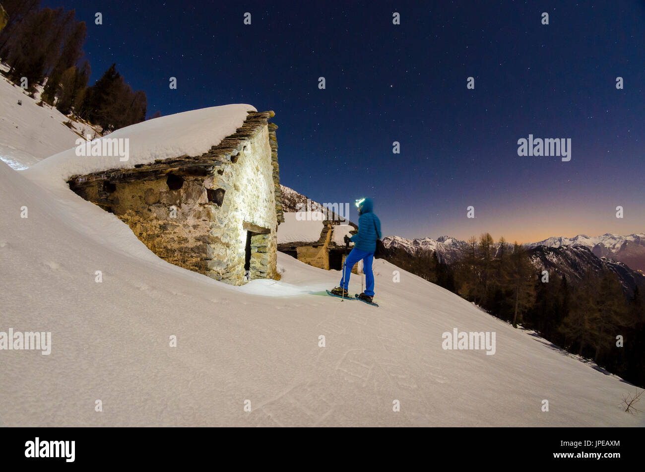 Escursionista di fronte all Alpe Il Rono (Divedro Valle Ossola, Piemonte, alpi italiane) Foto Stock