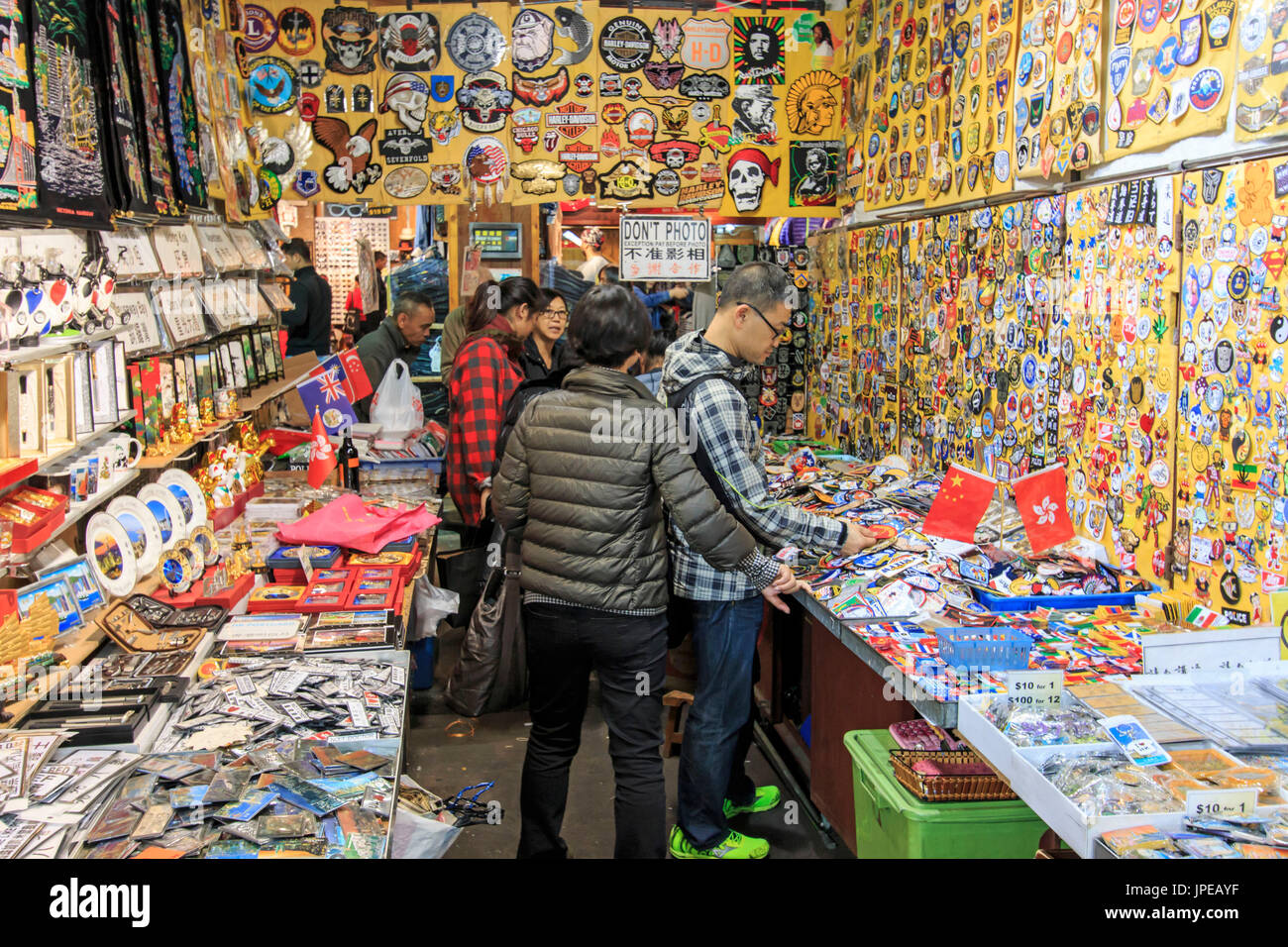 Pressione di stallo di souvenir in Temple Street, Hong Kong, Cina Foto Stock