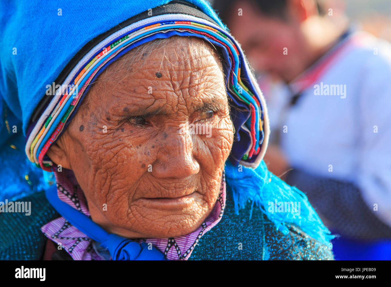 Donna cinese in antiche Bai indumenti durante il Heqing Qifeng Pera festival dei fiori, Cina Foto Stock