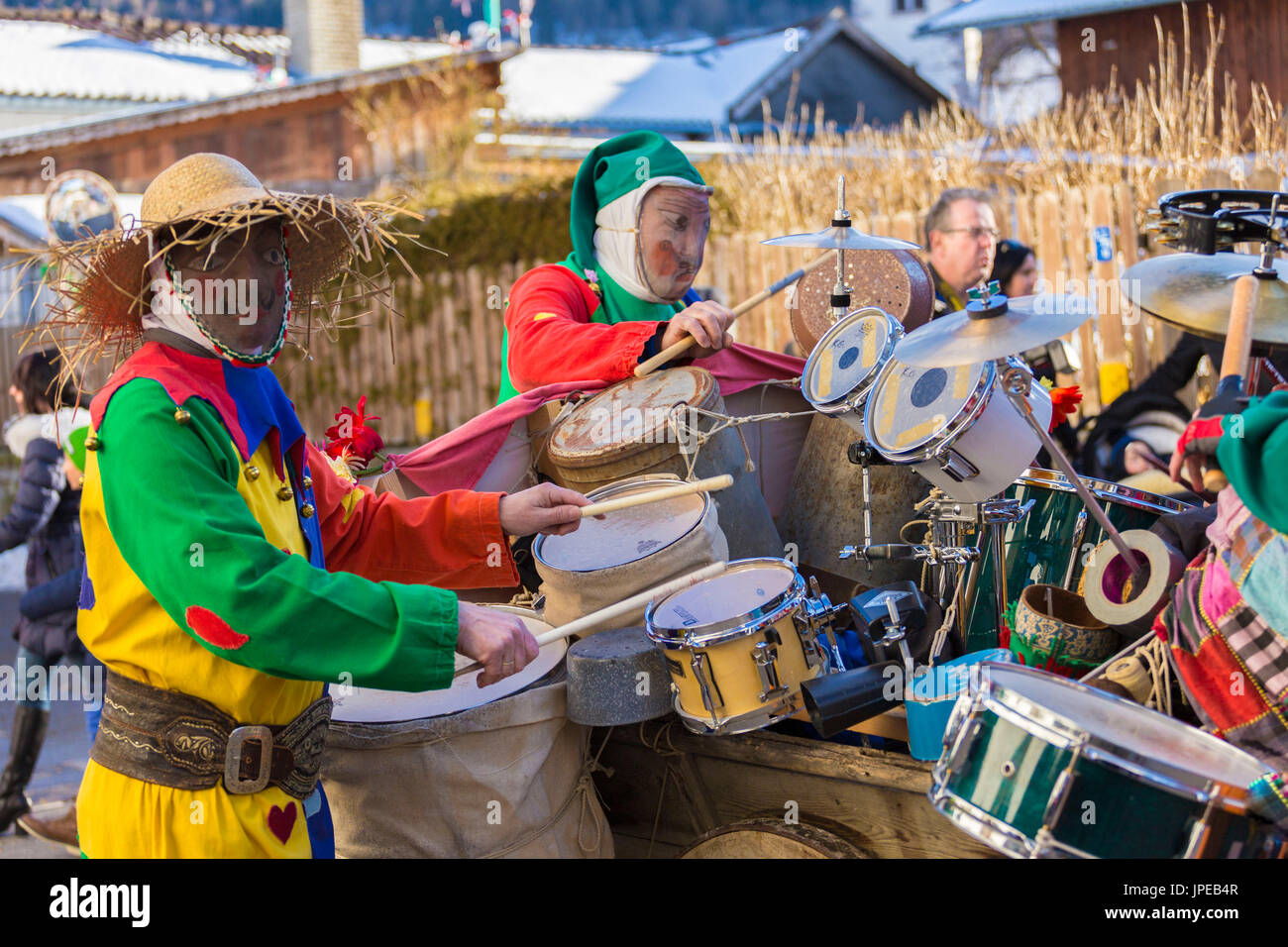 Partecipanti al tradizionale carnevale giocare nelle strade. Axamer Wampelerreiten, Axams, Inntal, Tirol, Osterreich (Austria), Europa Foto Stock
