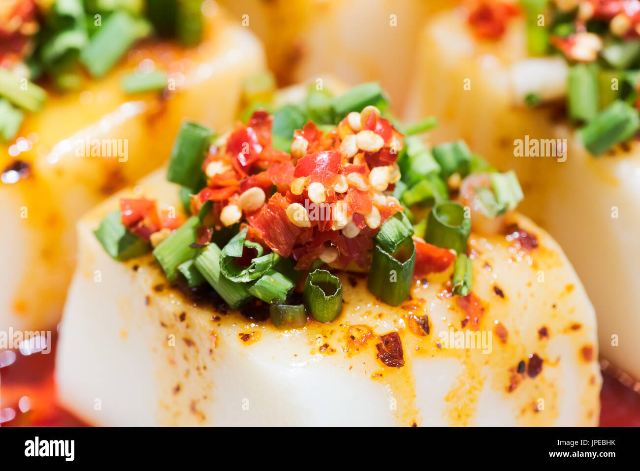 Tofu cinesi con peperoncino Salsa - Cucina cinese Foto Stock