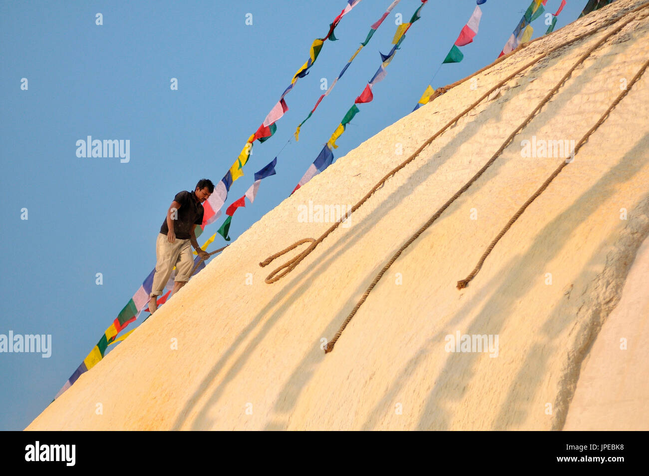 L'uomo nterventi sulla Stupa, Nepal Foto Stock