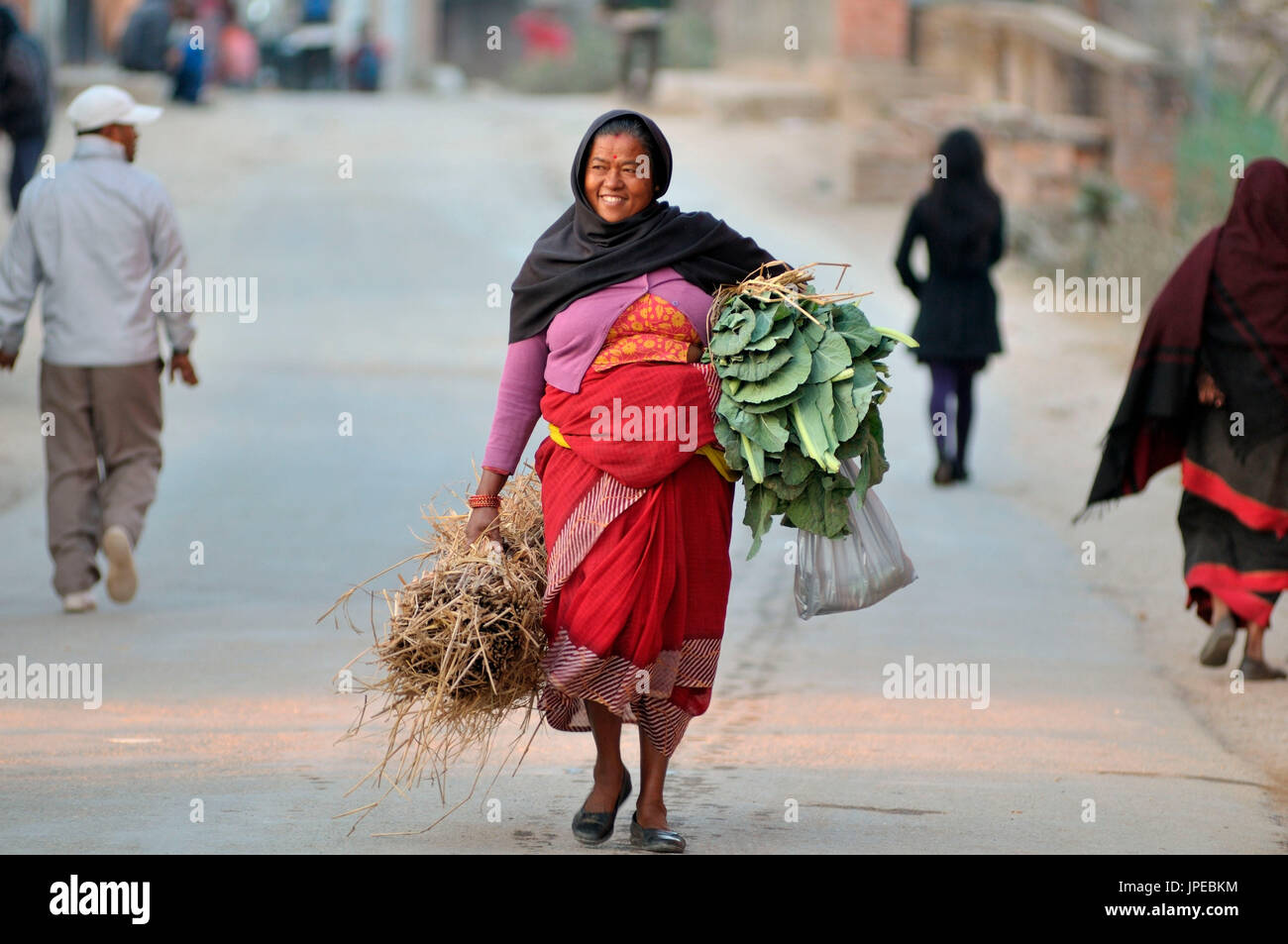 La vita quotidiana delle donne nepalesi si compone di famiglia e agricoltura Foto Stock