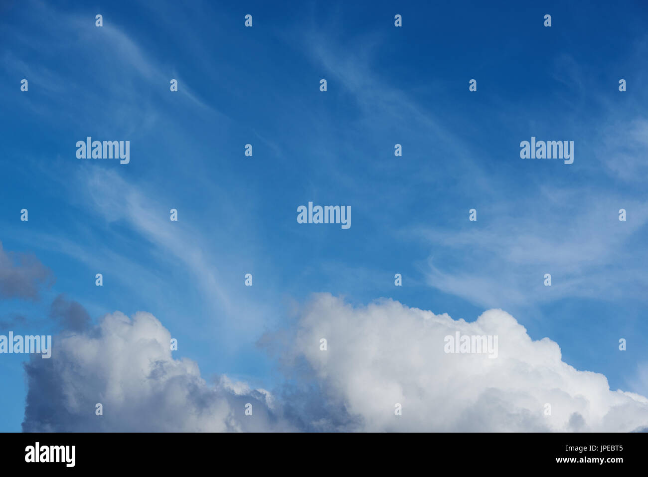 Cloudscape libertà dello sfondo. Il cielo con il blu del cielo e soffice nuvola Foto Stock