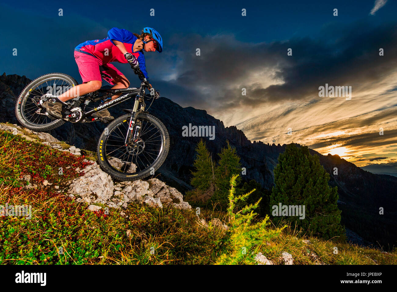 L'Europa,Dolomiti,l'Italia,Trentino AltoAdige,Latemar,Carezza. Gli amanti della mountain bike al tramonto Foto Stock
