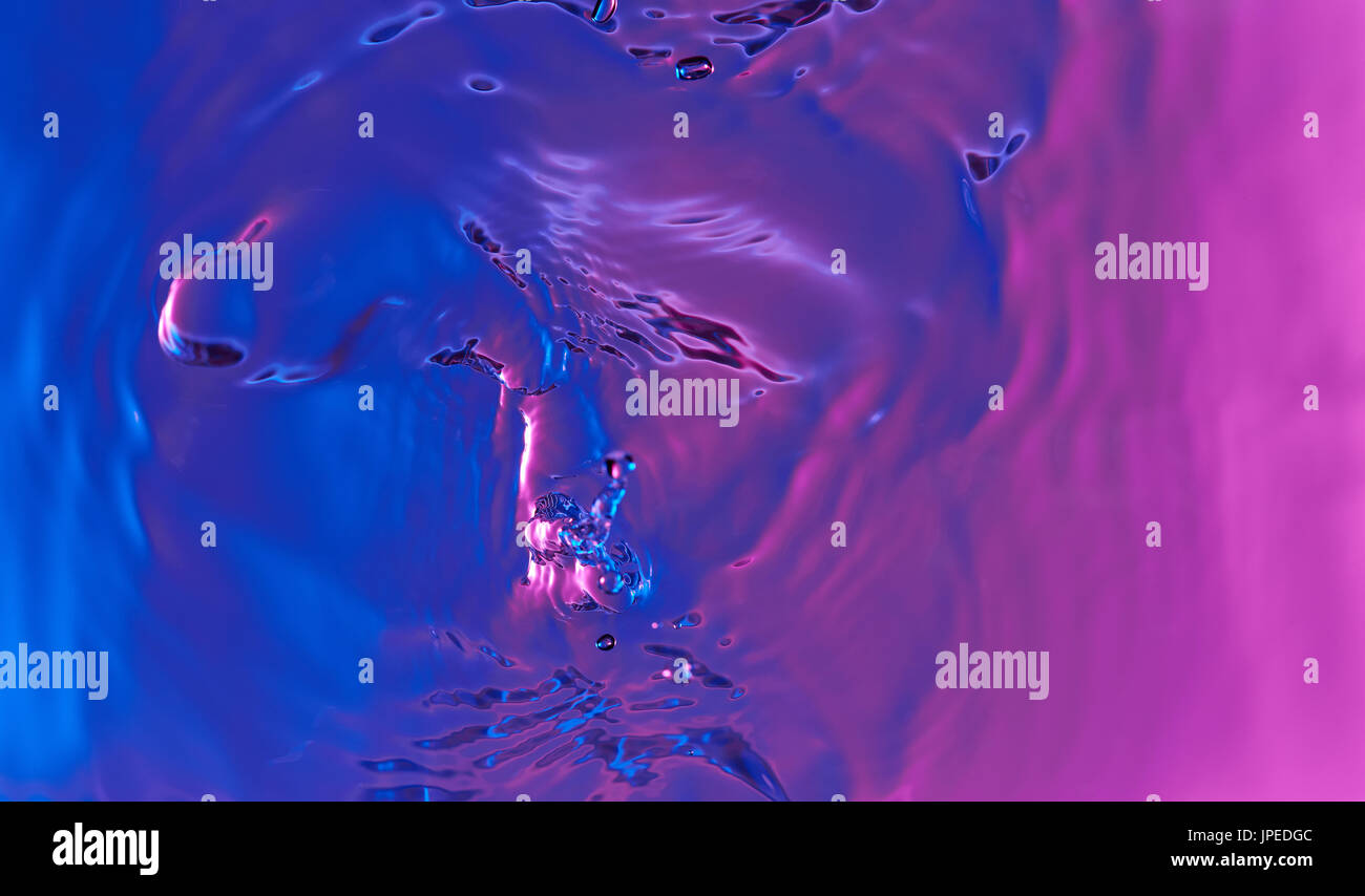 Abstract onda acqua sfondo colorato. Modello di blu e rosa linee di liquido Foto Stock