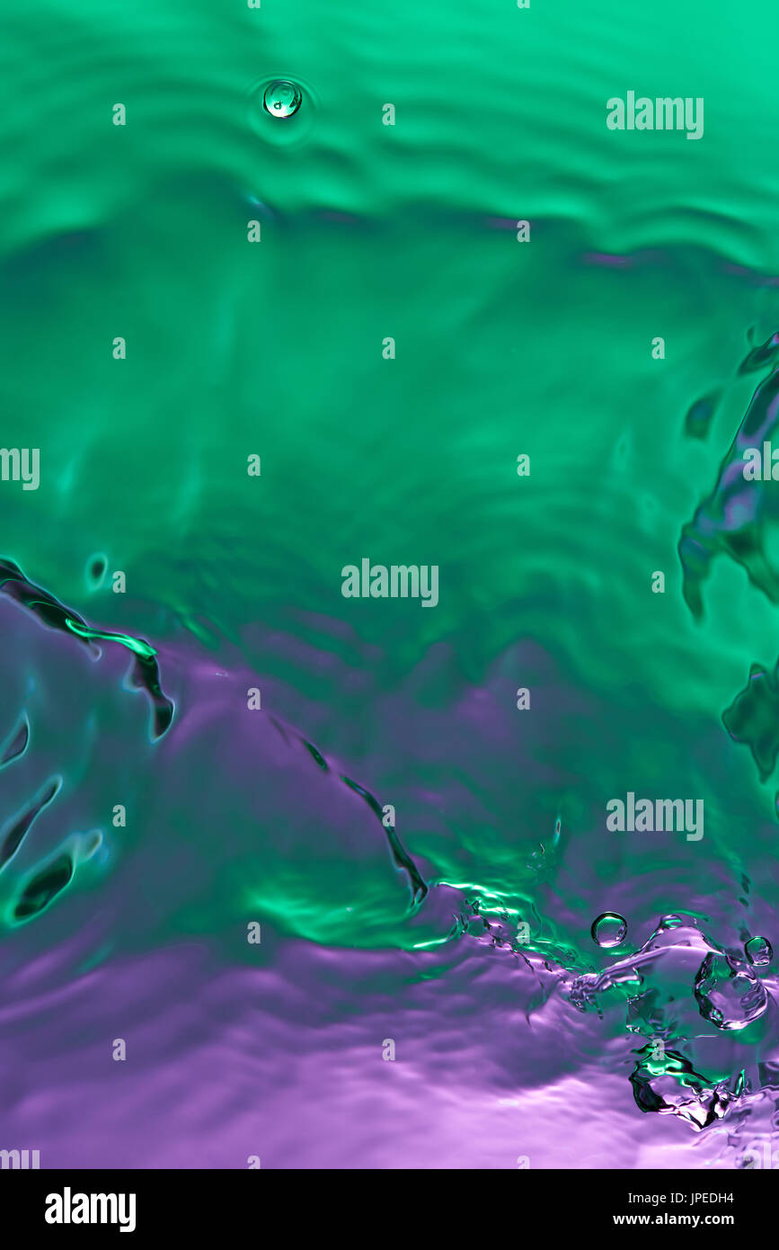 Abstract della superficie dell'acqua con drop e onde close-up. Abstract liscia texture liquida Foto Stock