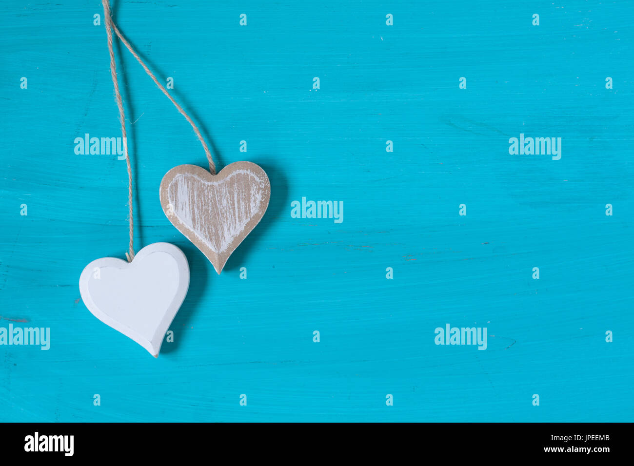Cuori di legno su uno sfondo blu Foto Stock
