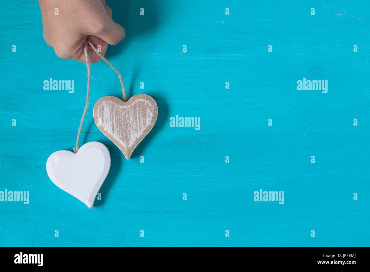 Mano che tiene i cuori Foto Stock