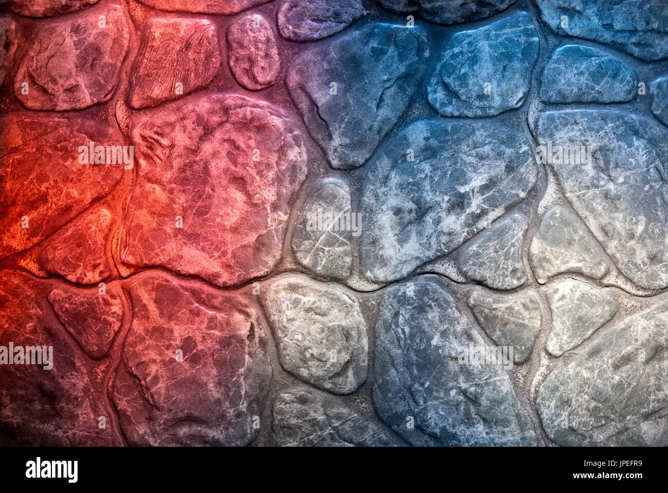 Pietra artificiale a pavimento con sfondo multicolore di luce dalla finestra di vetro colorato Foto Stock