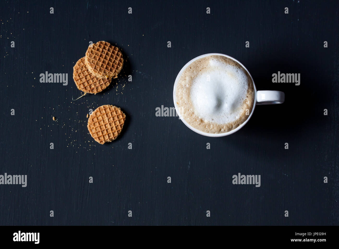 Latte caffè con cialde olandese Foto Stock