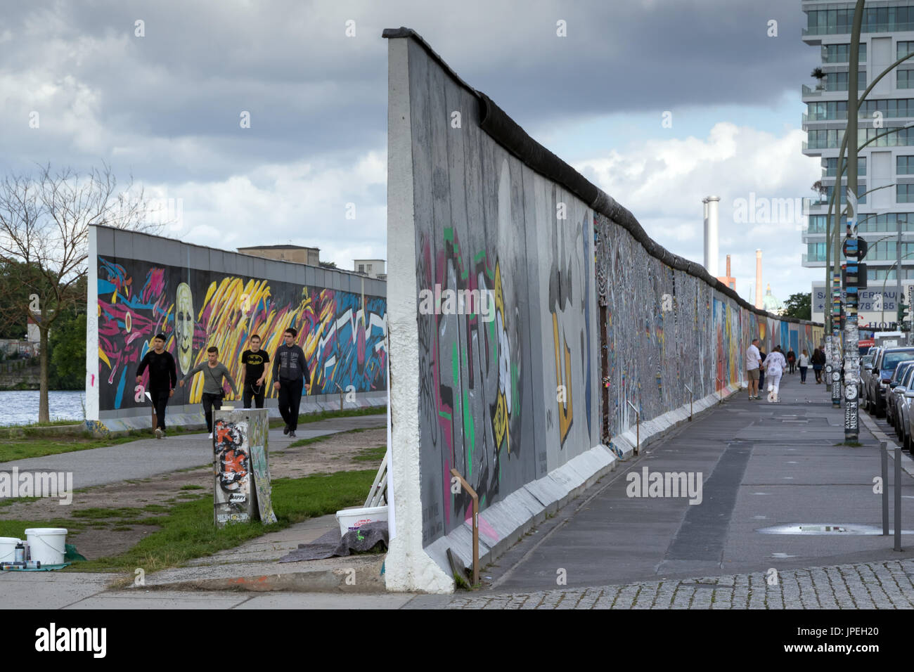 Interno ed esterno di segmenti del muro di Berlino Foto Stock