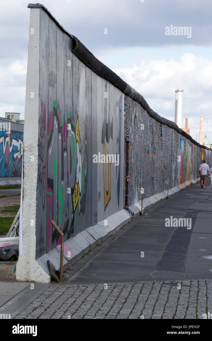 Segmenti esterni del muro di Berlino presso il Berliner Mauer East Side Gallery Foto Stock
