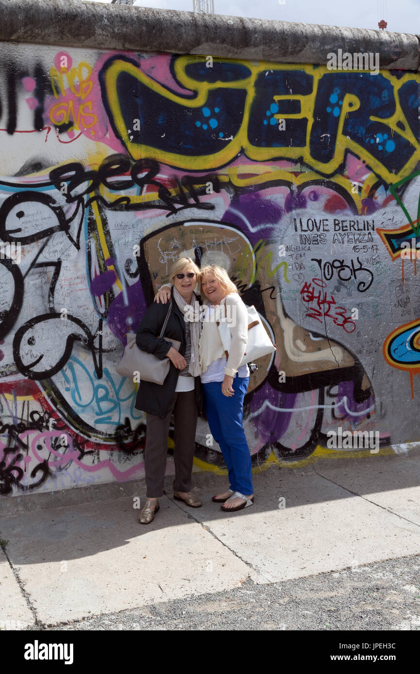 Amici catturare la visita al Muro di Berlino presso il Berliner Mauer East side gallery Foto Stock