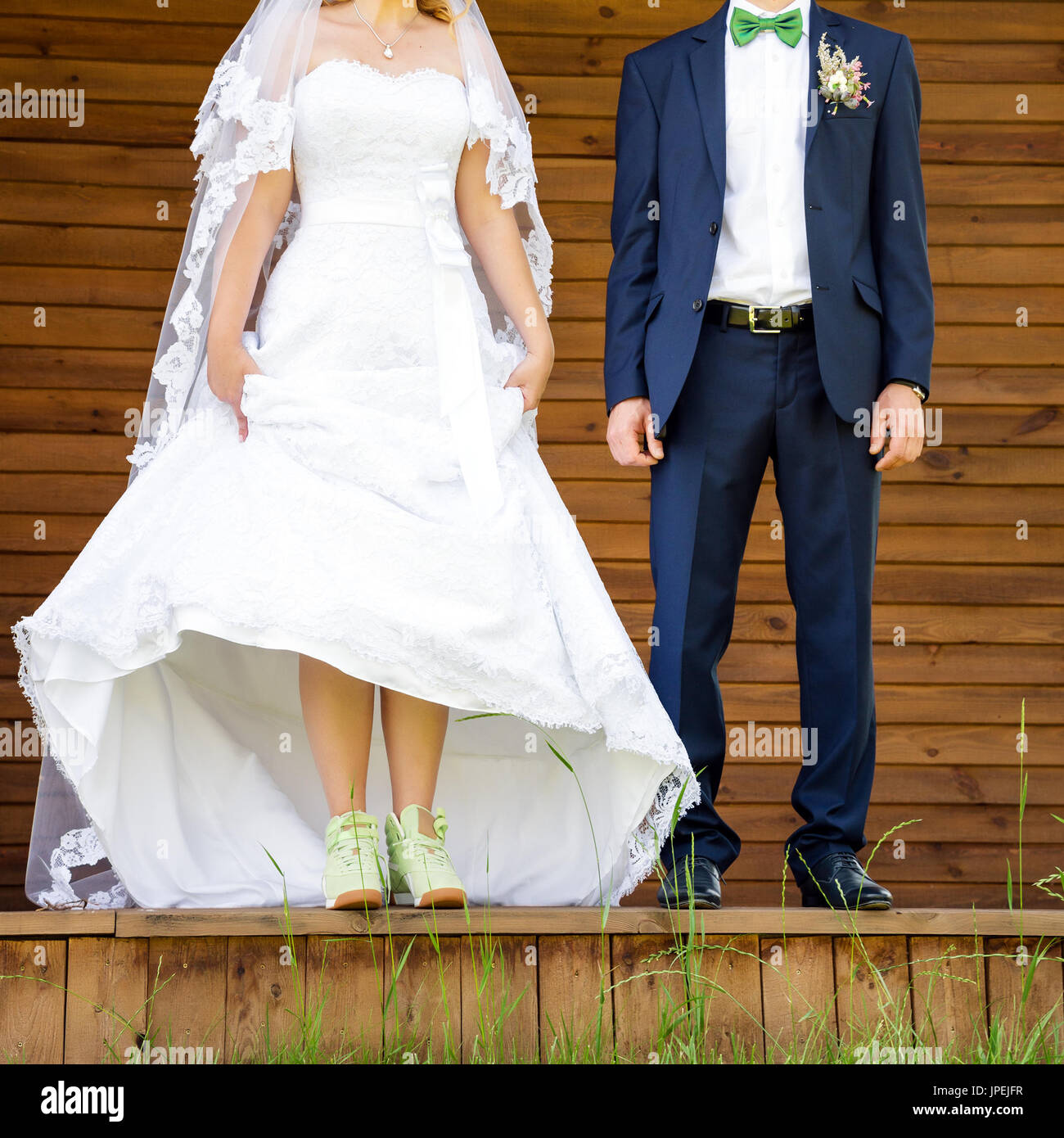 Funny belle coppie in viaggio di nozze. Sposa verde da indossare scarpe da  corsa. Runaway Bride, close up Foto stock - Alamy