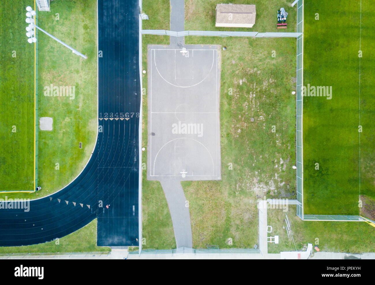 Campo da pallacanestro e piste da corsa antenna birds eye view Foto Stock