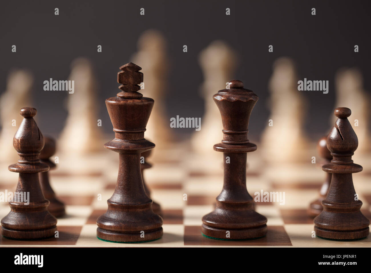 Scacchi in legno pezzi disposti su una scacchiera prima del gioco. Foto Stock