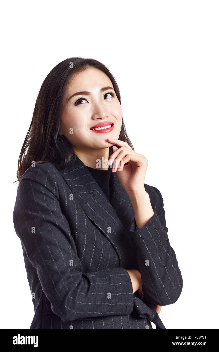 Giovani asiatici business donna in abbigliamento formale cercando di immaginare e sorridente, isolato su sfondo bianco. Foto Stock