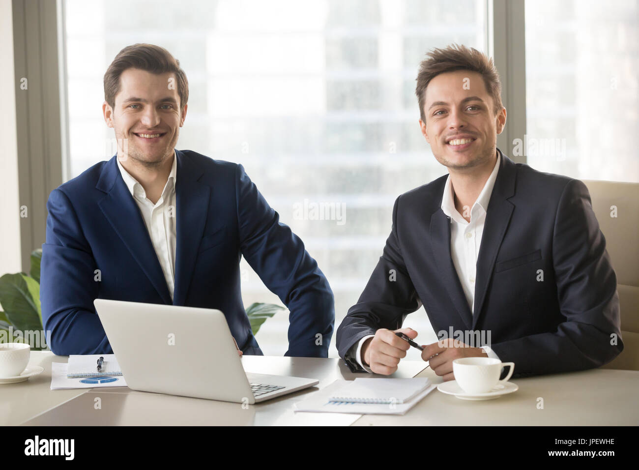 Due imprenditori, gli analisti finanziari o consulenti in materia di investimenti looki Foto Stock