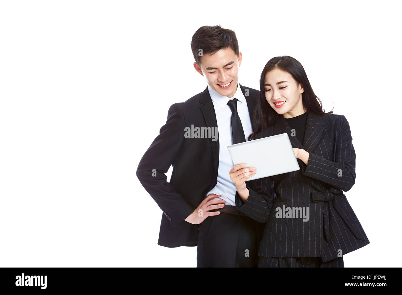 Giovani asian business l uomo e la donna in abbigliamento formale con tavoletta digitale insieme, isolati su sfondo bianco. Foto Stock