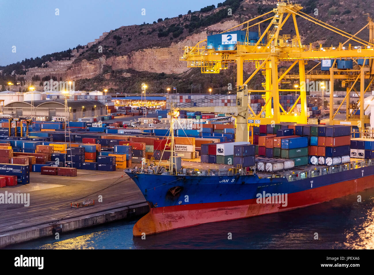 I container caricati su di un mercantile di spedizione , Barcelona, Spagna Foto Stock