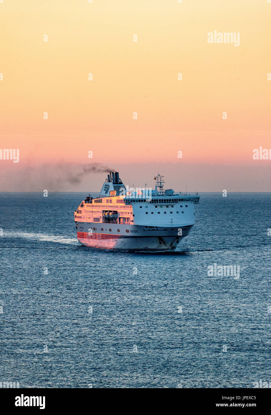 Grandi navi traghetto veloci in mare sul Genoa-Barcelona-Tangeri linea Foto  stock - Alamy