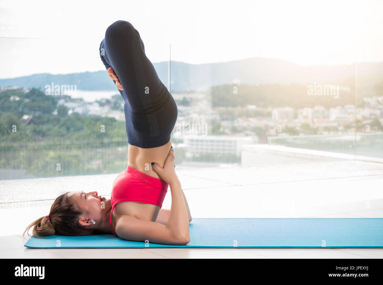 Donne che indossano vestiti di esercizio sono la riproduzione di yoga relax al clubhouse di lusso in soggetti sani e concetto di yoga,tono morbido con luce solare Foto Stock