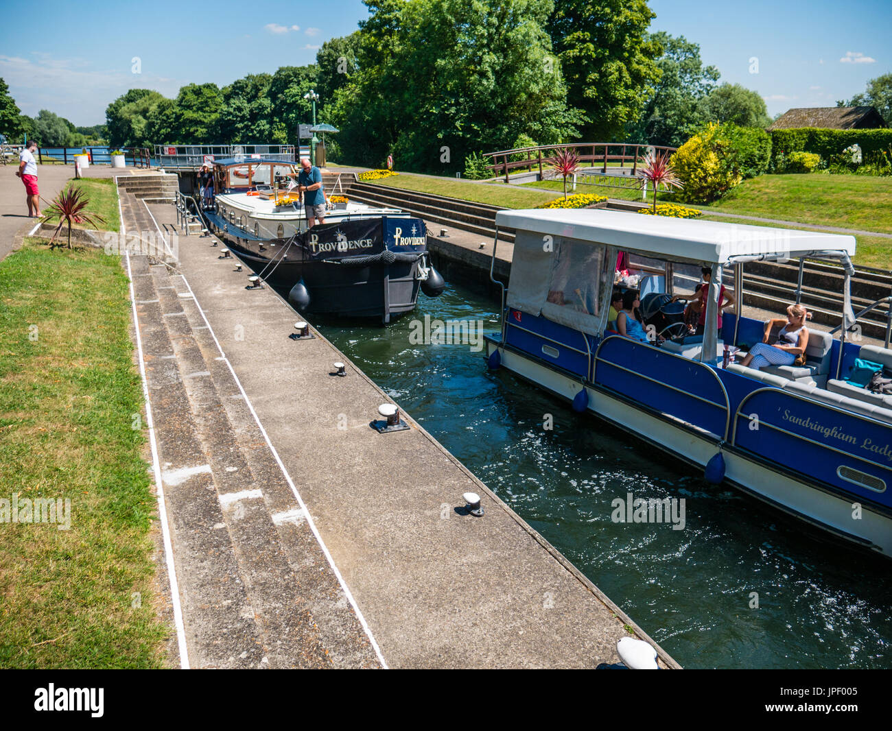 Barca che utilizza Boveney Lock, Buckinghamshire, Windsor, Inghilterra, Regno Unito, GB. Foto Stock