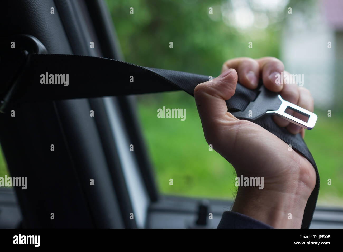 Man mano il fissaggio cintura di sicurezza in auto Foto Stock