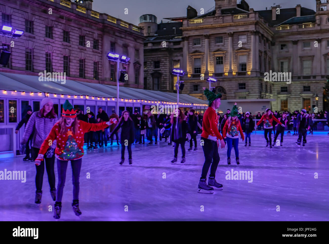 I pattinatori in Somerset House, serata nella settimana di Natale. Foto Stock