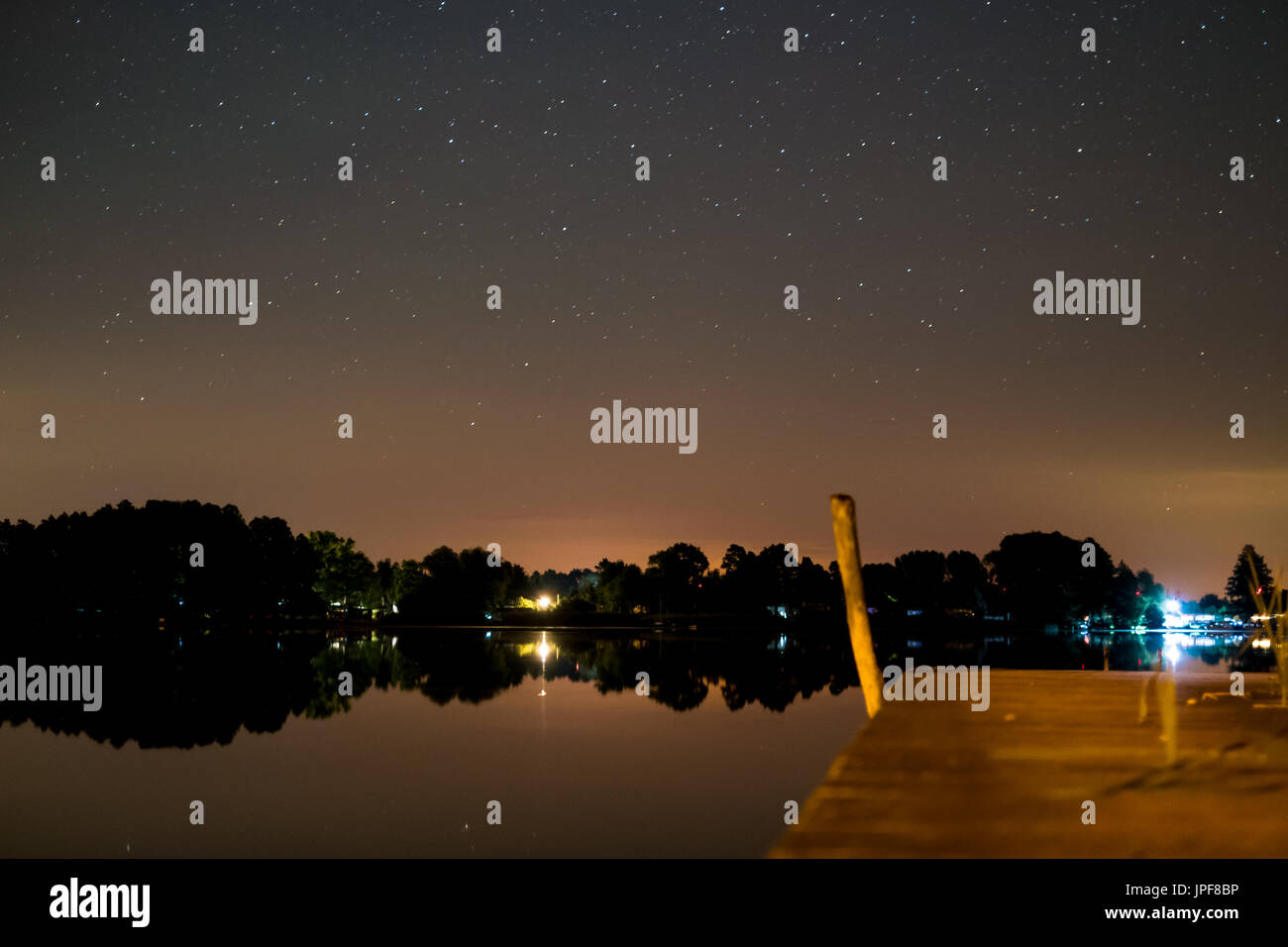 Paesaggio di notte - star sky e il lago Foto Stock