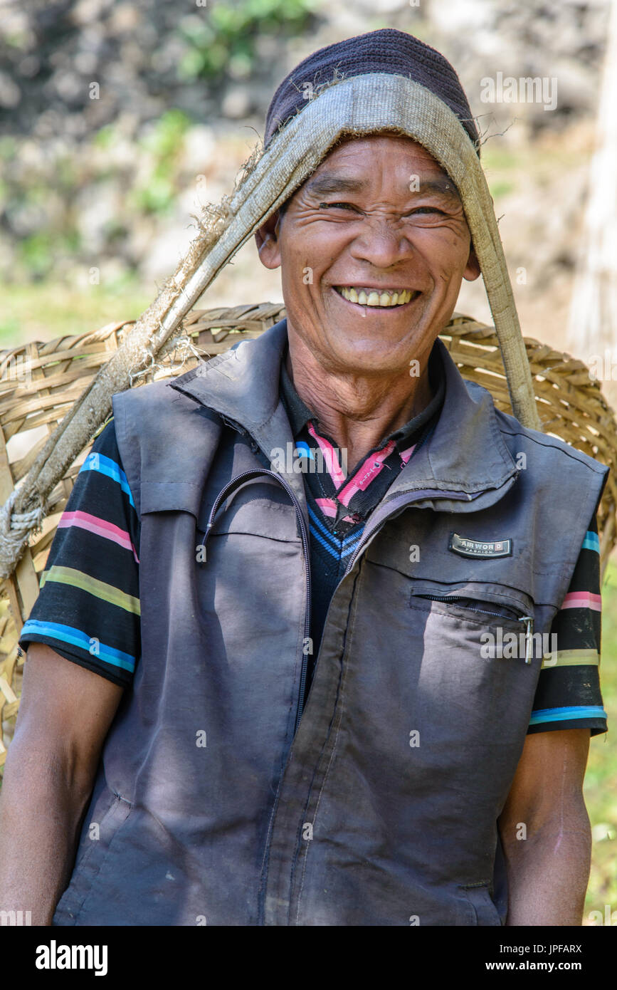 NAGARKOT, NEPAL - MARZO 28, 2014: sorridente contadino nepalese al lavoro Foto Stock