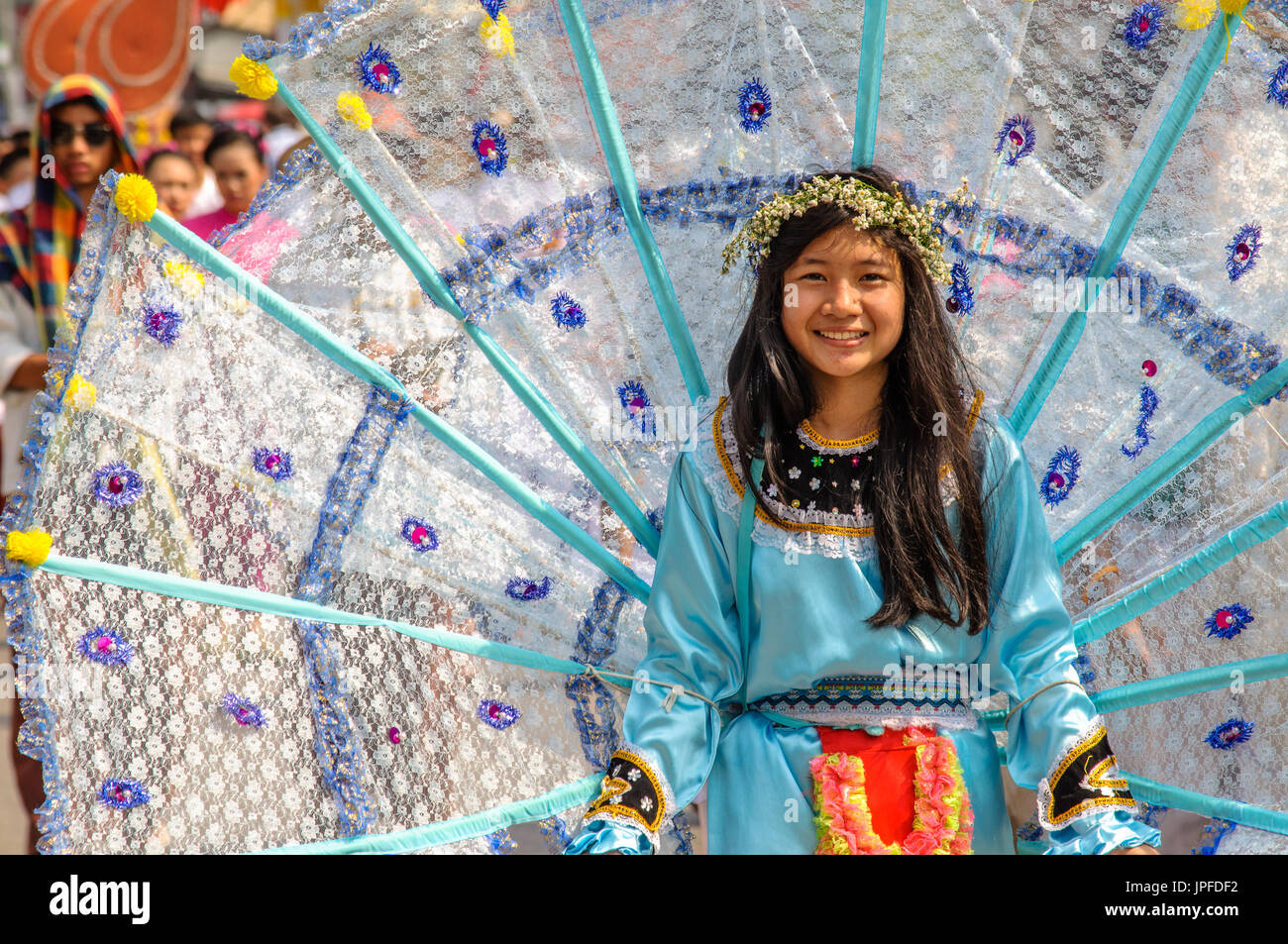 CHIANG MAI, Thailandia - Febbraio 02, 2013: tradizionalmente vestiti donna in processione su Chiang Mai XXXVII Festival dei Fiori parade Foto Stock