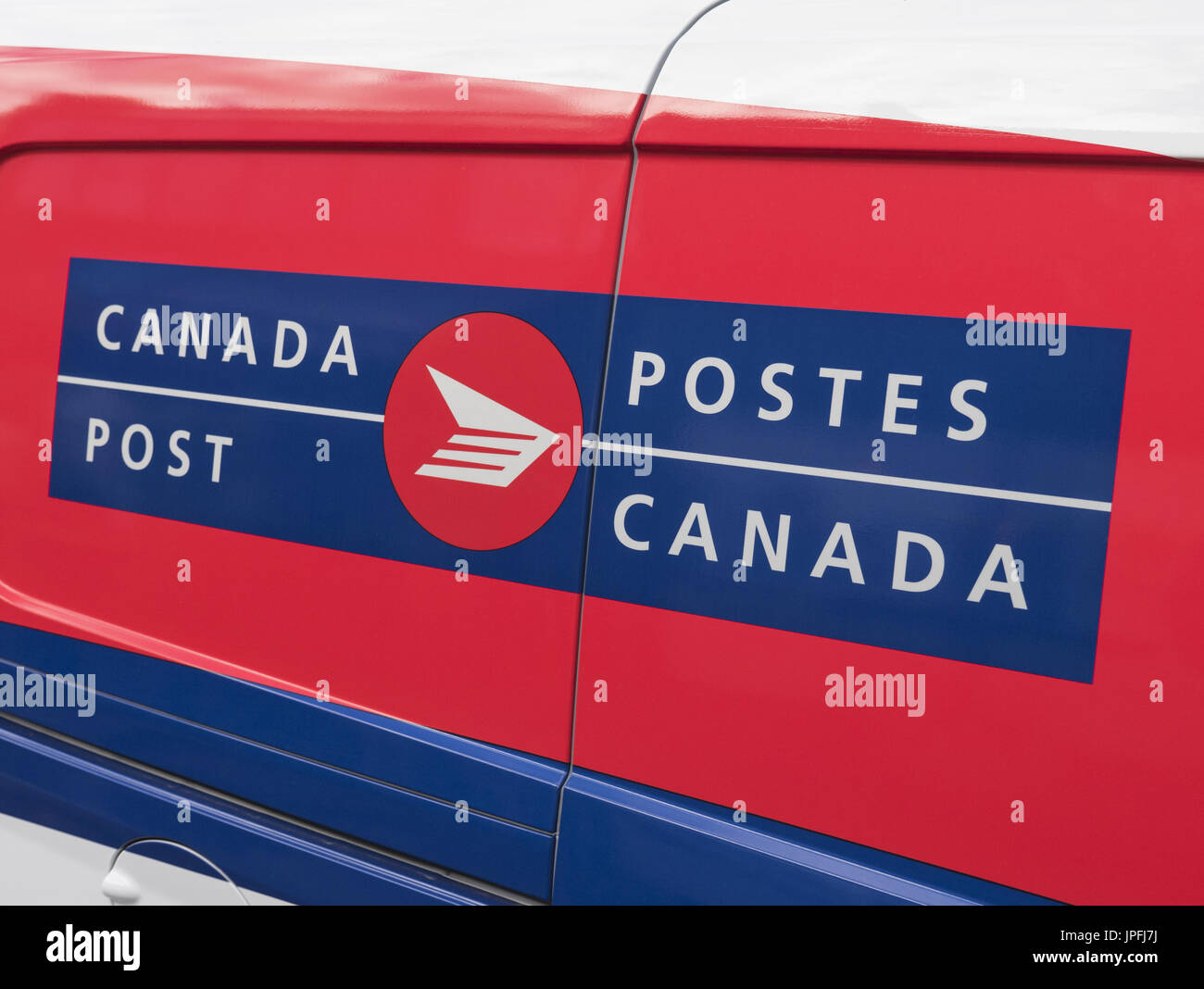 Vancouver, British Columbia, Canada. 29 ott 2014. Un Canada Post logo bilingue e la livrea di uno dei corporation di furgoncini. Credito: Bayne Stanley/ZUMA filo/Alamy Live News Foto Stock