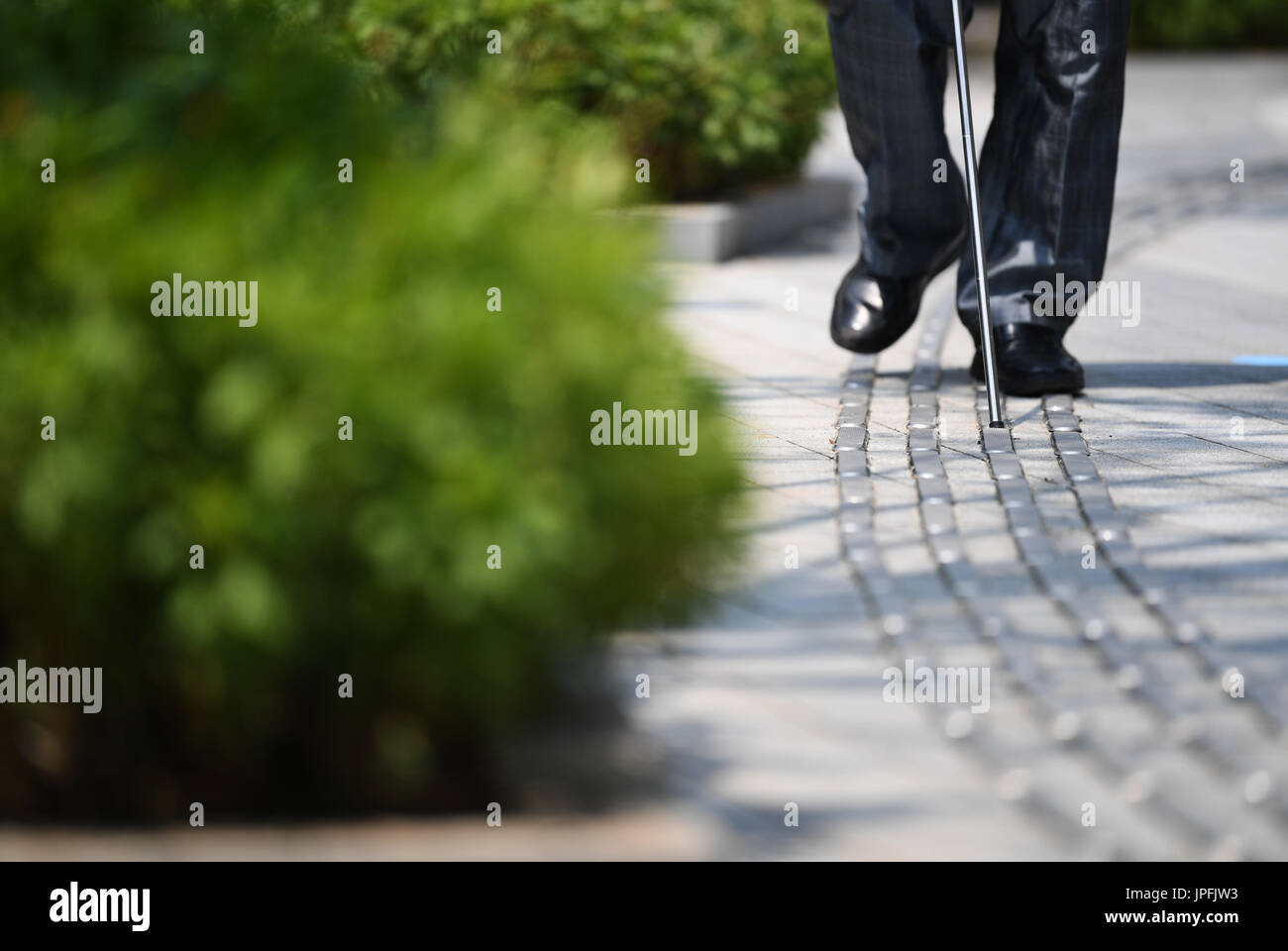 Chongqing Cina. 1 agosto, 2017. Una persona cieca passeggiate su acciaio inossidabile marciapiede cieco nel distretto di Jiangbei di Chongqing, a sud-ovest della Cina, e il Agosto 1, 2017. Chongqing migliorata l'accessibilità strutture recentemente in modo da costruire una città migliore per i disabili. Credito: Wang Quanchao/Xinhua/Alamy Live News Foto Stock