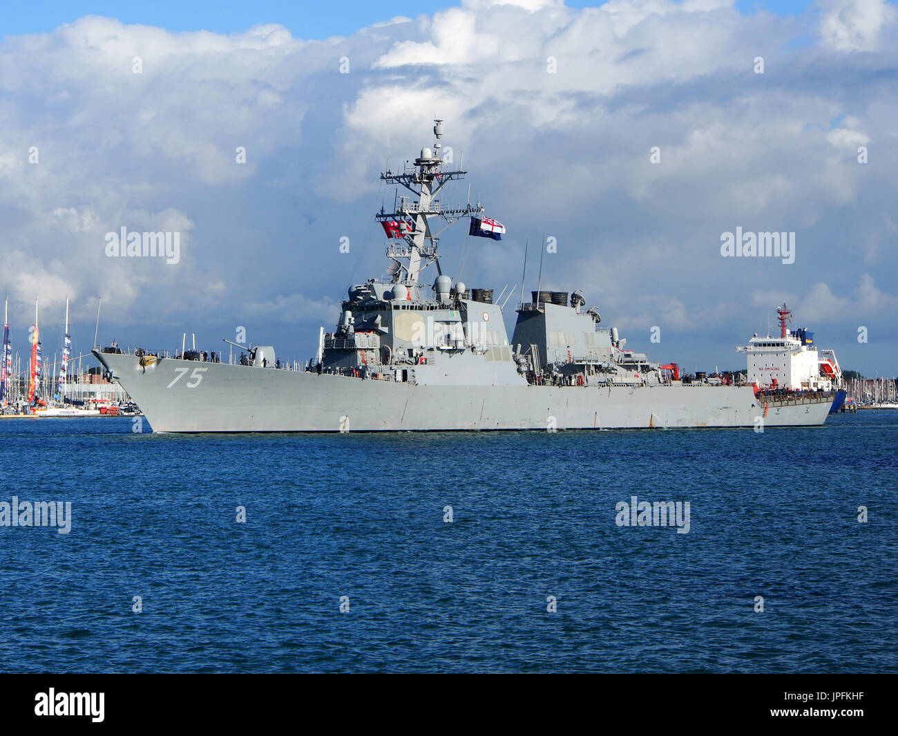 Portsmouth, Hampshire, Regno Unito. 01 Ago, 2017. La USS Donald Cook, DDG-75, un Arleigh Burke-class missile distruttore, lascia il porto di Portsmouth dopo una settimana di visitare insieme ad altre navi coinvolte nel funzionamento inerenti risolvere la coalizione globale nella lotta contro ISIS. Gli altri membri del gruppo di attività inclusa USS Mare delle Filippine ,nave norvegese HNoMS Helge Insgstad e USS George H W Bush una classe Nimitz, nucleare powered portaerei. Credito: simon evans/Alamy Live News Foto Stock