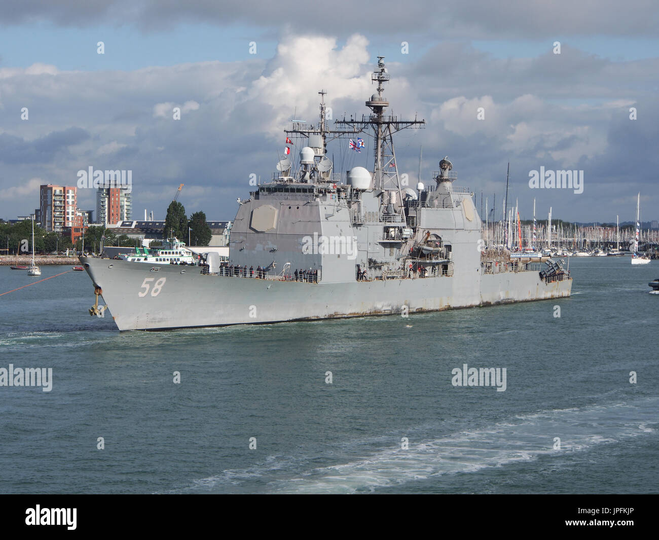 Portsmouth, Hampshire, Regno Unito. 01 Ago, 2017. La USS Mare delle Filippine, CG-58, un volo II Ticonderoga-class missile cruiser, lascia il porto di Portsmouth dopo una settimana di visitare insieme ad altre navi coinvolte nel funzionamento inerenti risolvere la coalizione globale nella lotta contro ISIS. Credito: simon evans/Alamy Live News Foto Stock